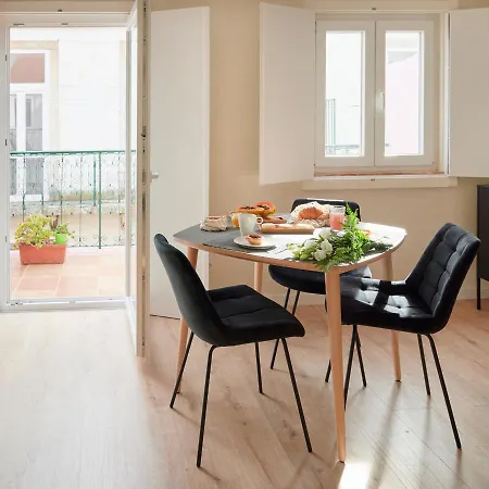 Fantastic With Balcony In Bica Apartment *