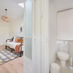 Fantastic With Balcony In Bica *