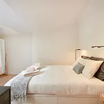 아파트 Fantastic With Balcony In Bica *