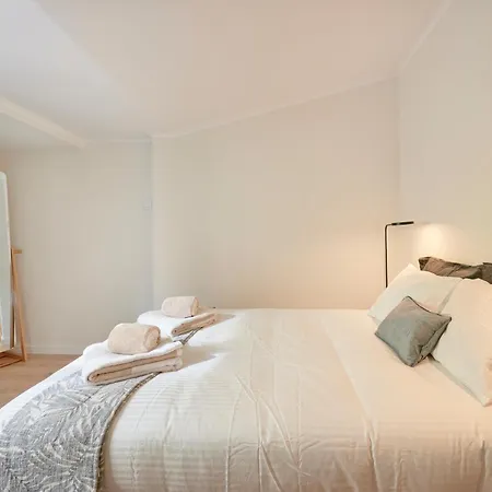 Fantastic With Balcony In Bica * Lisboa