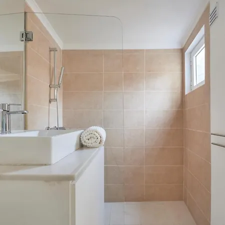 Fantastic With Balcony In Bica Lissabon